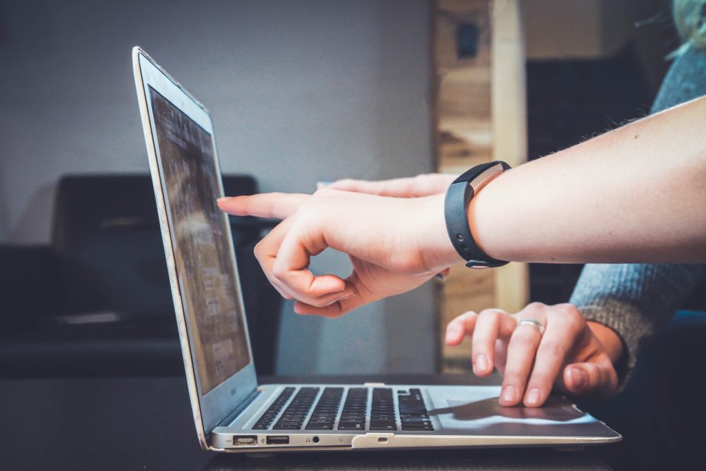 employees-interacting-with-laptop