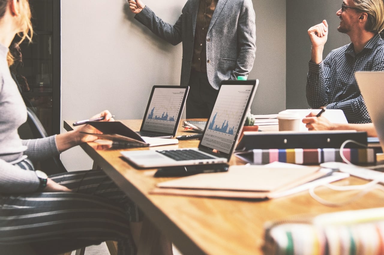 Employees preparing a powerpoint presentation.